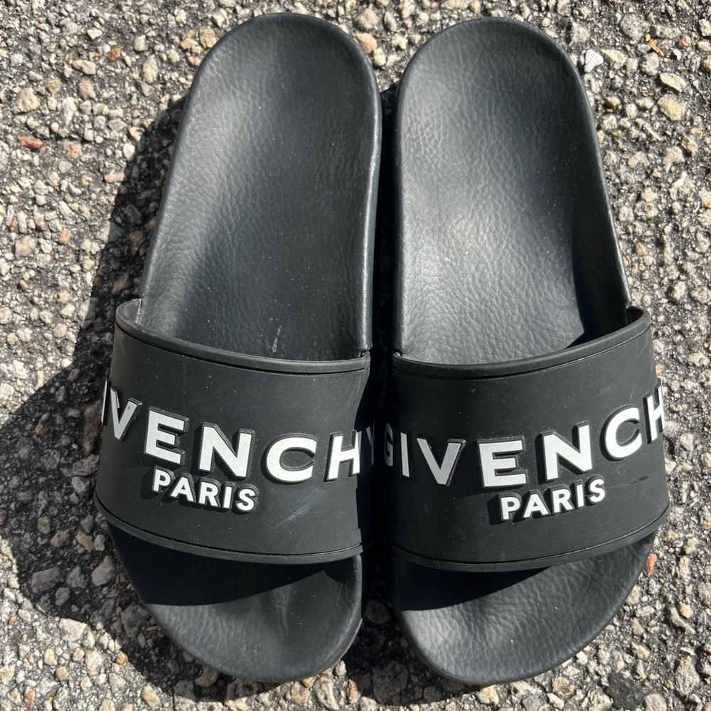 This is a pair of Givenchy Paris logo rubber slide . Size 35 women’s